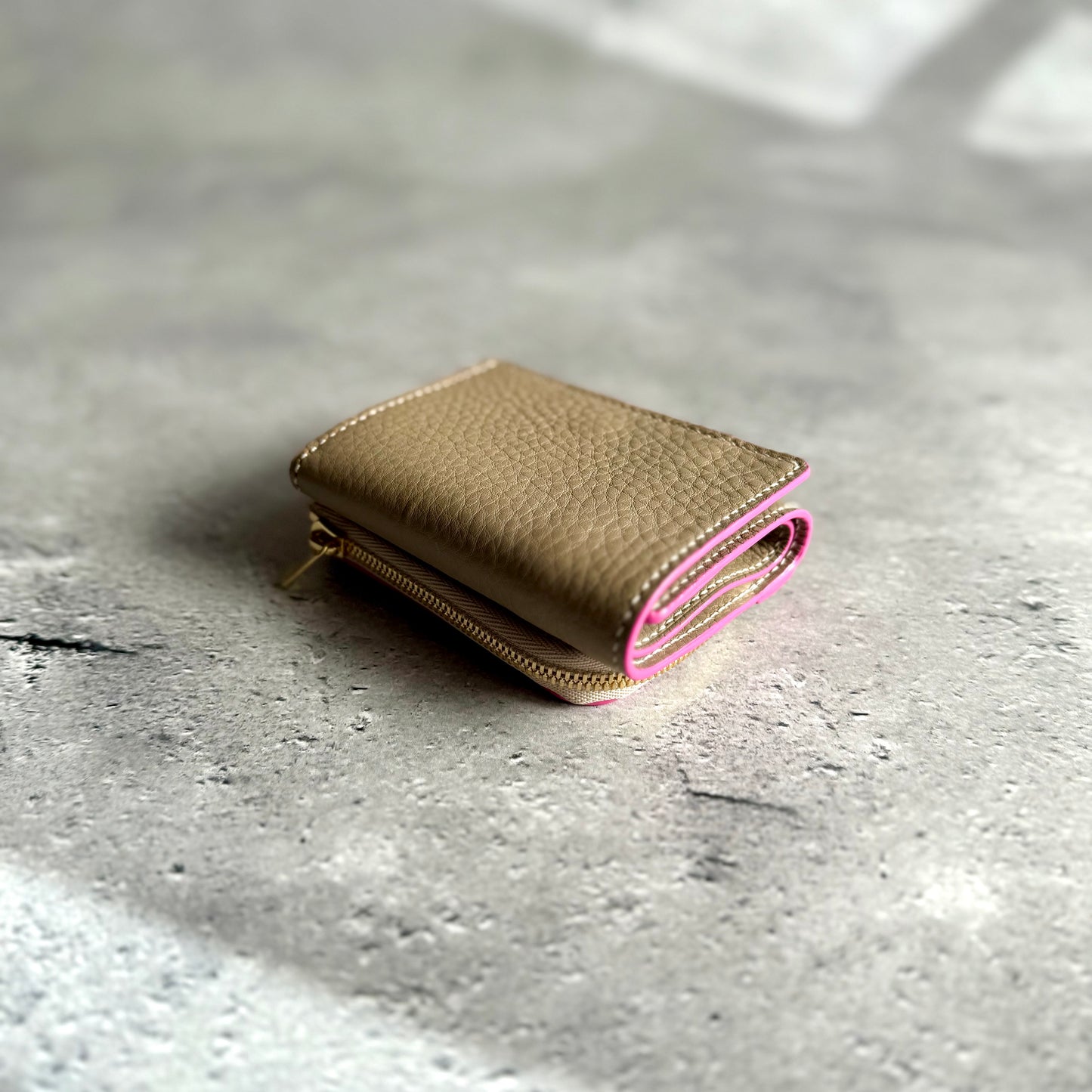 【受注製作】選べるコバカラーの三つ折り財布(レザー:グレー)