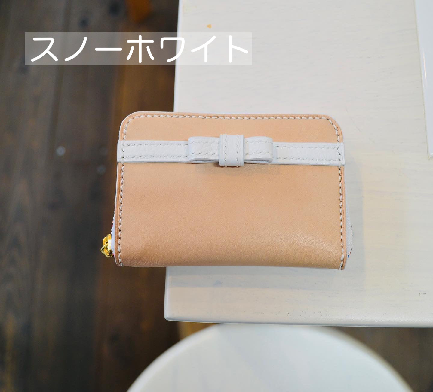 リボンモチーフのラウンドジップコインケース