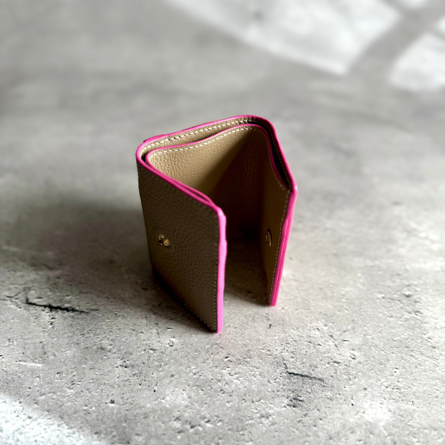 【受注製作】選べるコバカラーの三つ折り財布(レザー:グレー)